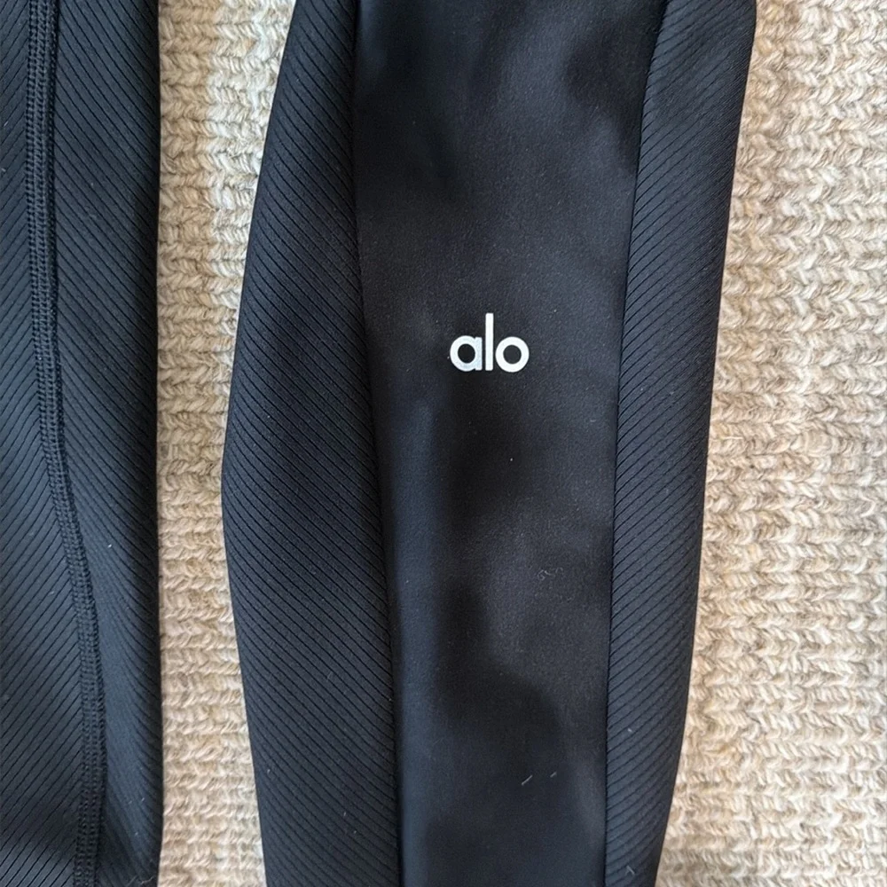 Alo Leggings. In great condition to workout with. - Picture 2 of 3